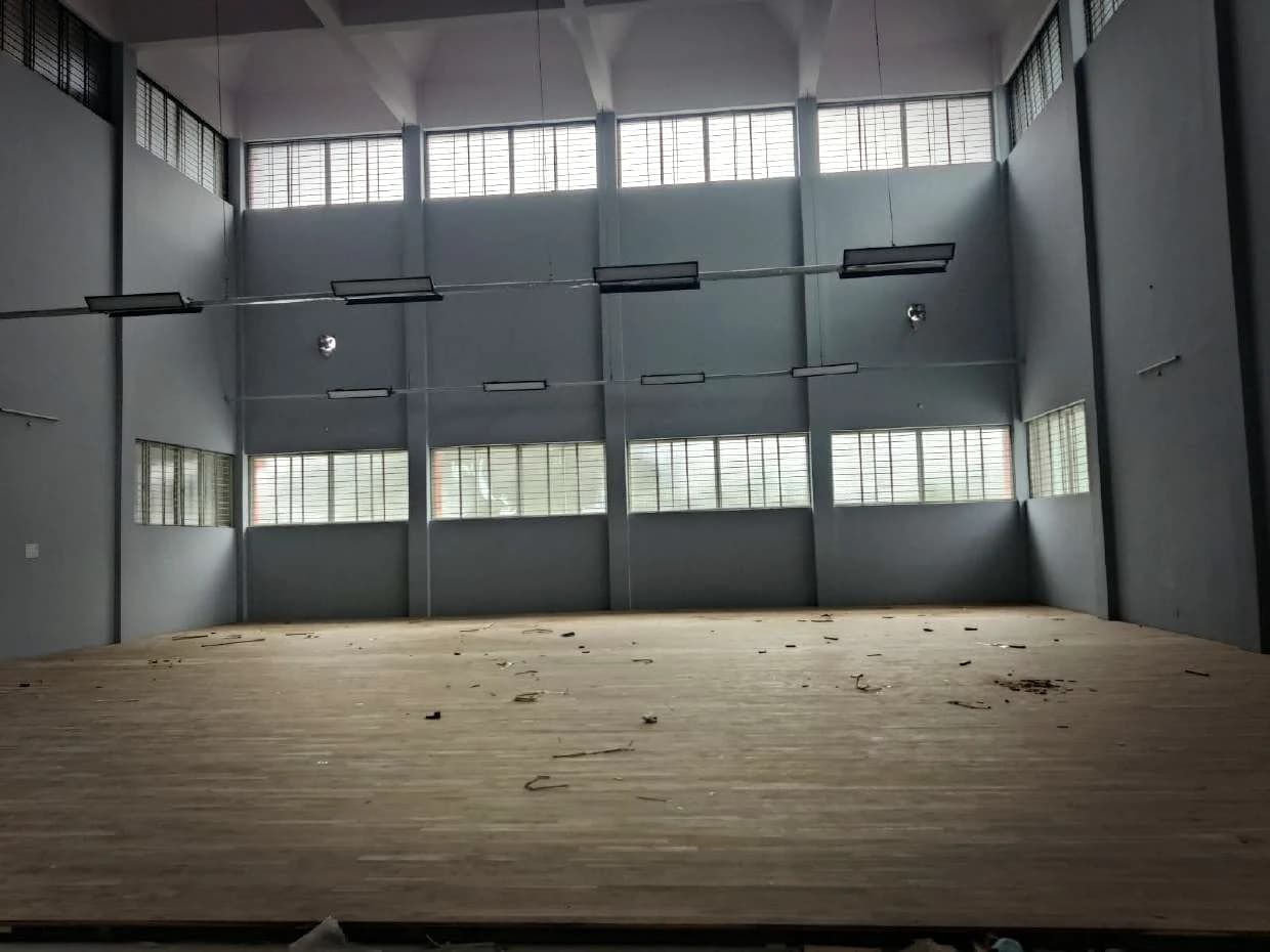 Deck part laid in a dark-clad hall with clerestory windows above