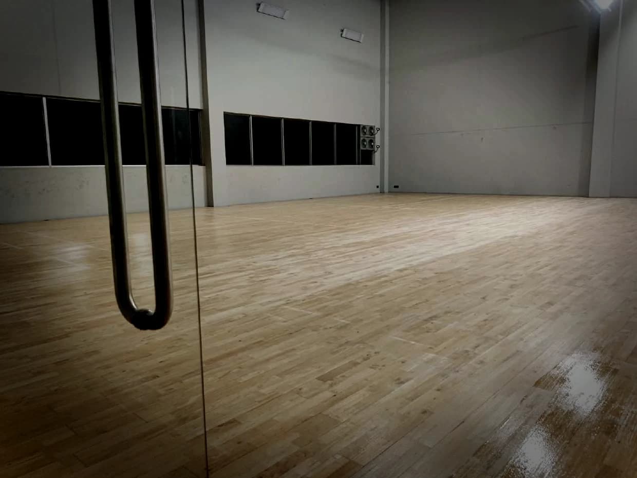 The finish reading the ceiling line back across a completed floor